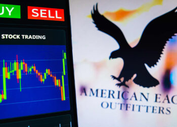 Acciones que realizan los mayores movimientos antes de la comercialización: AEO, FIVE, COIN