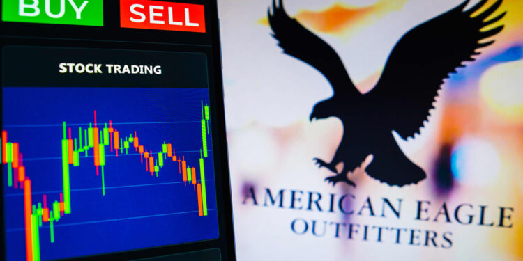 Acciones que realizan los mayores movimientos antes de la comercialización: AEO, FIVE, COIN