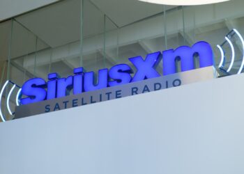 Acciones que realizan los mayores movimientos al mediodía: GOOGL, SIRI, MDB, ALK