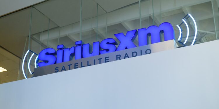 Acciones que realizan los mayores movimientos al mediodía: GOOGL, SIRI, MDB, ALK