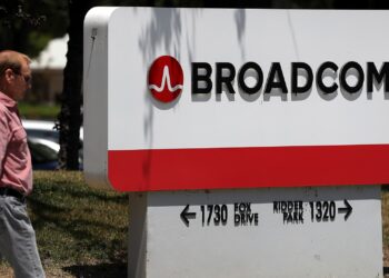 Acciones que realizan los mayores movimientos al mediodía: Tesla, Broadcom, Upstart, Penn Entertainment, RH y más