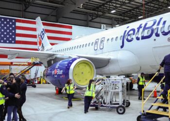 Acciones que realizan los mayores movimientos al mediodía: JBLU, LLY, PSTG, CRM