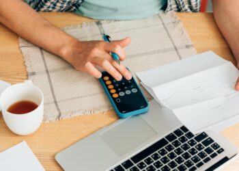 Más de la mitad de los padres de la Generación X se preocupan por mantener a sus hijos adultos, según muestra una encuesta