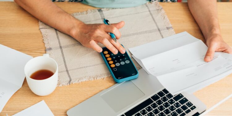 Más de la mitad de los padres de la Generación X se preocupan por mantener a sus hijos adultos, según muestra una encuesta