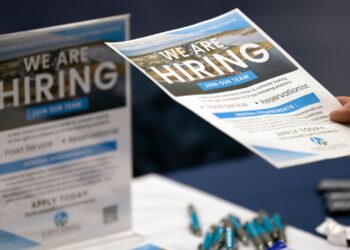 Las ofertas de empleo aumentaron y la contratación cayó en octubre, según muestra un informe laboral clave para la Reserva Federal