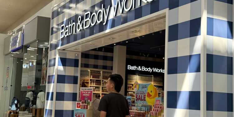 HOOD, BBWI, MSTR, M y más