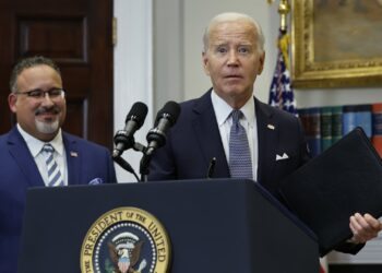 Biden bajo presión para perdonar más deuda estudiantil en las últimas semanas del mandato