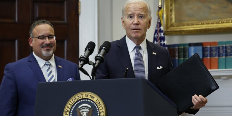Biden bajo presión para perdonar más deuda estudiantil en las últimas semanas del mandato