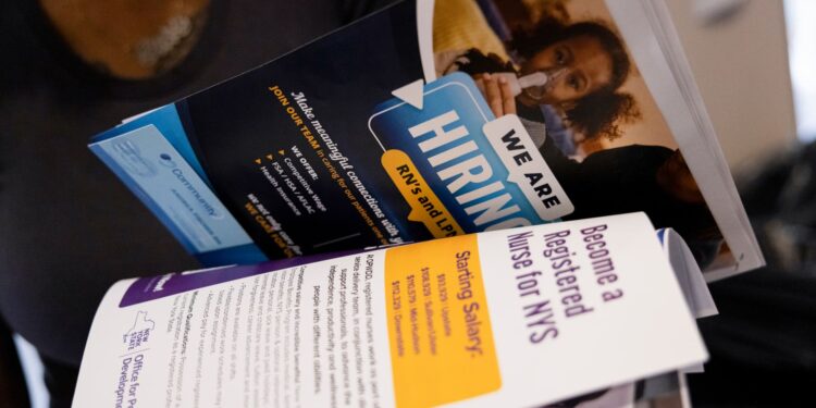 Las nóminas privadas crecieron en 146.000 en noviembre, menos de lo esperado, dice ADP