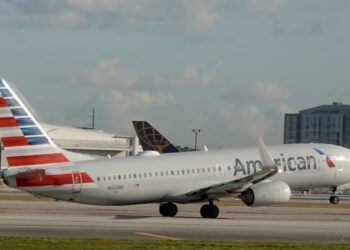 Acciones que realizan los mayores movimientos al mediodía: AAL, AVGO, JPM