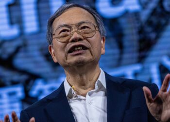 Acciones que realizan los mayores movimientos al mediodía: SMCI, TSLA, INTC, STLA