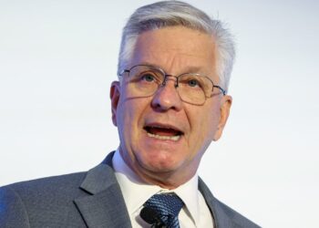 Waller de la Fed se “inclina hacia” un recorte de tipos, pero le preocupa la inflación