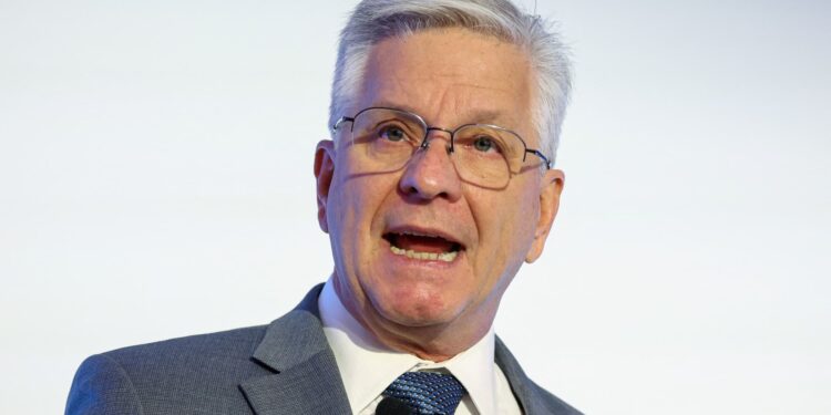 Waller de la Fed se “inclina hacia” un recorte de tipos, pero le preocupa la inflación