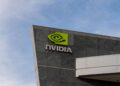 Acciones que realizan los mayores movimientos al mediodía: NVDA, AVGO, MSTR, SMCI