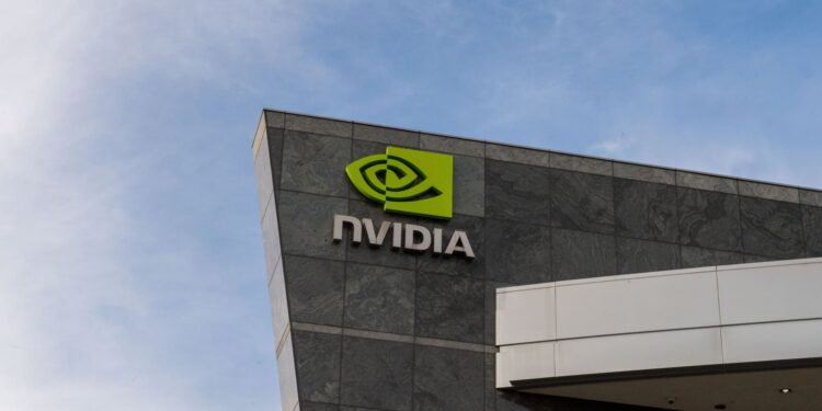 Acciones que realizan los mayores movimientos al mediodía: NVDA, AVGO, MSTR, SMCI