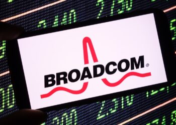 Acciones que realizan los mayores movimientos al mediodía: AVGO, GEV, SFIX, GME