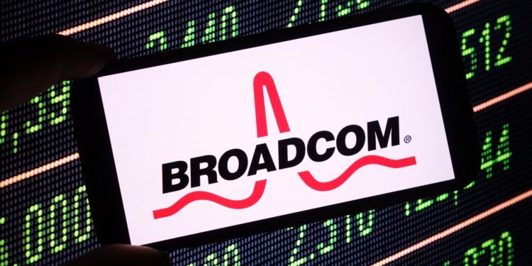 Acciones que realizan los mayores movimientos al mediodía: AVGO, GEV, SFIX, GME