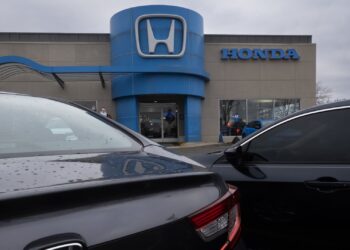 Acciones que realizan los mayores movimientos al mediodía: RCAT, RGTI, HMC