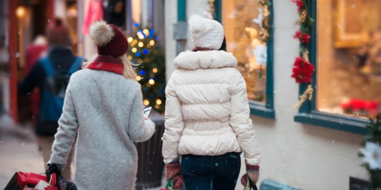 El 36% de los consumidores estadounidenses contrajeron deudas navideñas, con un promedio de 1.181 dólares.