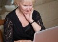 Advierta ahora a los padres mayores sobre las estafas de phishing en línea