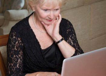 Advierta ahora a los padres mayores sobre las estafas de phishing en línea