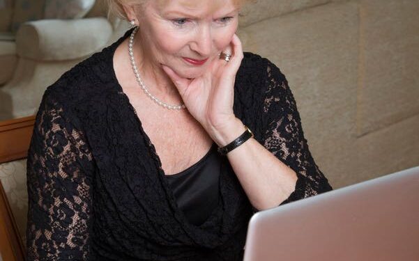 Advierta ahora a los padres mayores sobre las estafas de phishing en línea