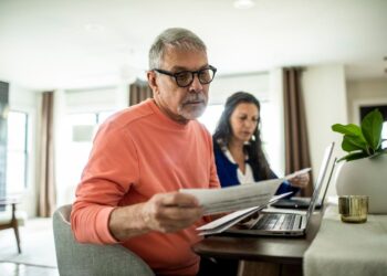 Más personas se acercan o ya se jubilan con grandes deudas