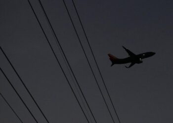 FBI: pilotos de aviones identificados erróneamente como drones alcanzados por láser