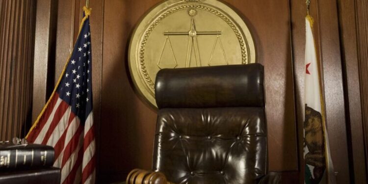 Trasladar la demanda por “pistas falsas” a un tribunal federal