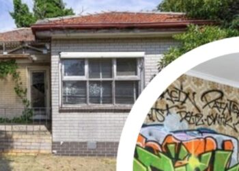 Casa de Frankston llena de graffiti secuestrada como casa club infantil vista por miles en línea