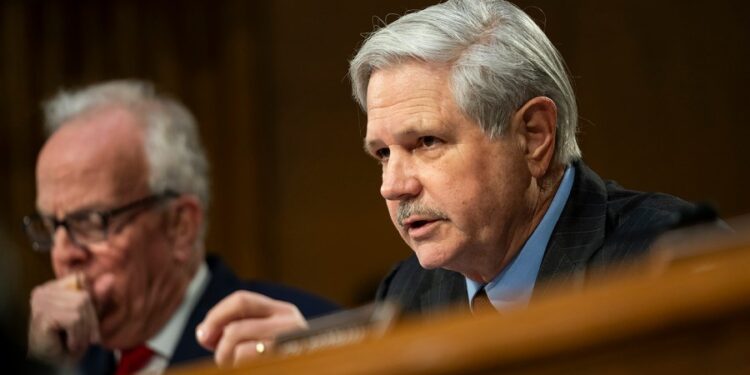 Los legisladores luchan por llegar a un acuerdo para evitar el cierre del gobierno