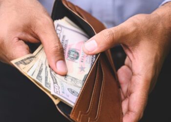 Los millonarios boomers tienen menos probabilidades de compartir su riqueza: estudio