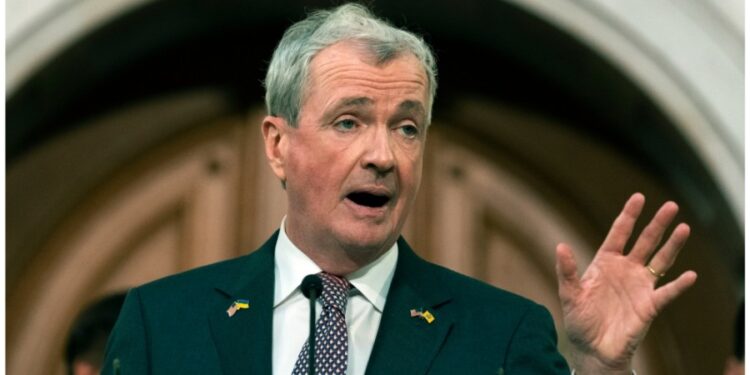 El gobernador de Nueva Jersey pide a Biden más recursos federales para los avistamientos de drones