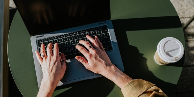 La mayoría de los empleados buscan o buscan un nuevo puesto: encuesta