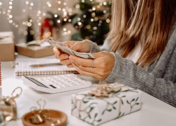 Haga sus compras navideñas en la tienda de un dólar (sin parecer barato)