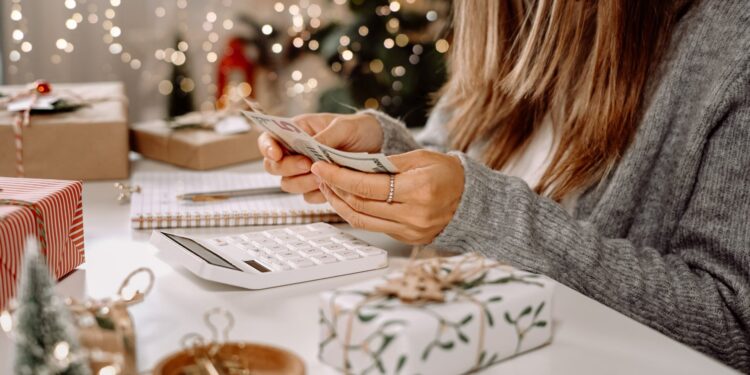Haga sus compras navideñas en la tienda de un dólar (sin parecer barato)