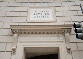Empleados del IRS fueron sorprendidos usando ChatGPT, y es un problema, dice Watchdog