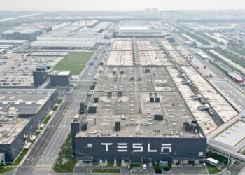 Tesla retira del mercado casi 700.000 vehículos por monitores de presión de neumáticos