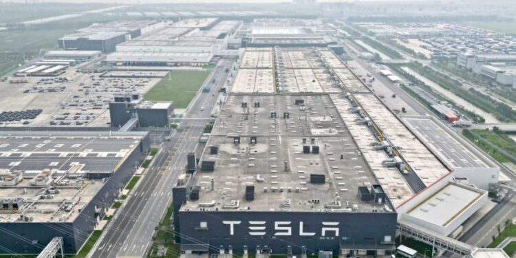 Tesla retira del mercado casi 700.000 vehículos por monitores de presión de neumáticos