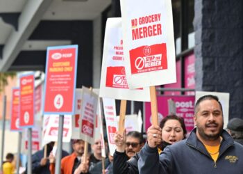 Albertsons demanda a Kroger y pone fin a la megafusión fallida de supermercados: NPR