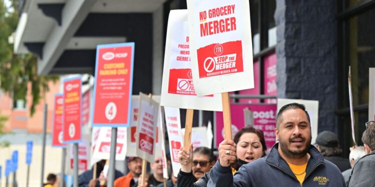 Albertsons demanda a Kroger y pone fin a la megafusión fallida de supermercados: NPR