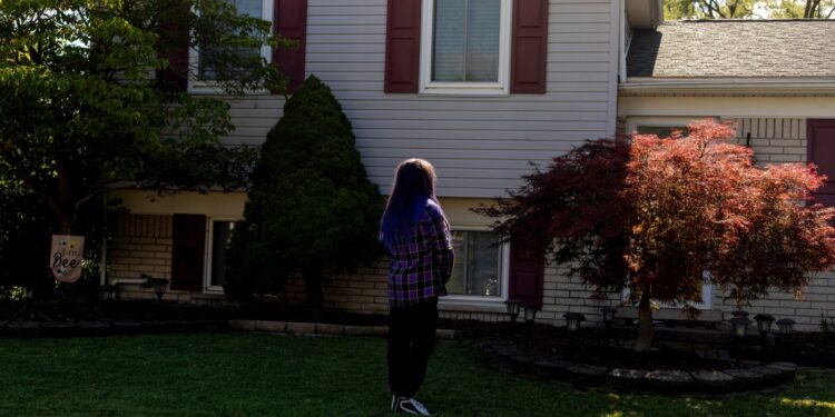 Una empresa que convertía a propietarios de viviendas en inquilinos cierra abruptamente: NPR