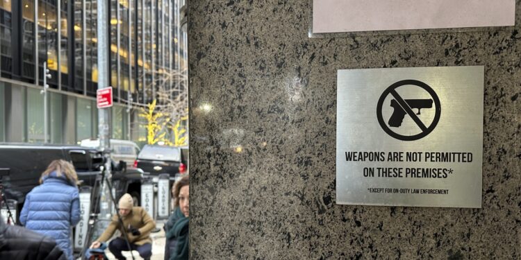 Armas fantasma en el centro de atención después del tiroteo del director ejecutivo de UnitedHealthcare: NPR
