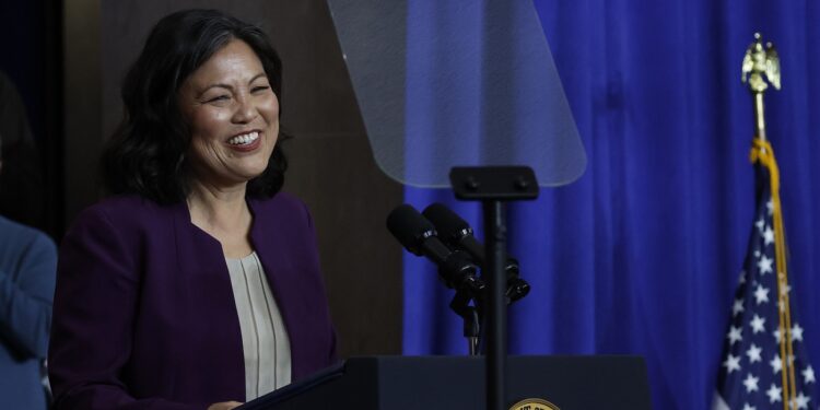 Por qué los demócratas quieren que Julie Su sea confirmada como Secretaria de Trabajo, incluso ahora: NPR