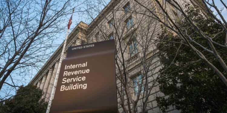 Un millón de contribuyentes recibirán hasta $1,400 del IRS: NPR