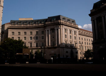 La fuerza laboral federal creció rápidamente bajo Biden. Sigue siendo históricamente bajo.