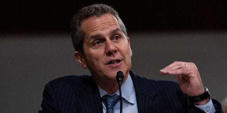 El vicepresidente de la Fed dejará su cargo de principal supervisor bancario