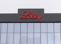 Acciones que realizan los mayores movimientos al mediodía: LLY, APLD, BA