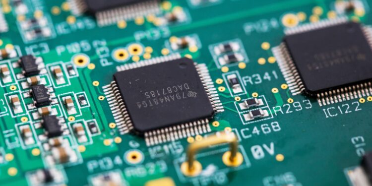 Acciones que realizan los mayores movimientos fuera de horario: BA, TXN, CSX, ISRG