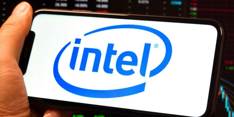 Acciones que realizan los movimientos más grandes después de las horas: AAPL, INTC, Equipo, Deck